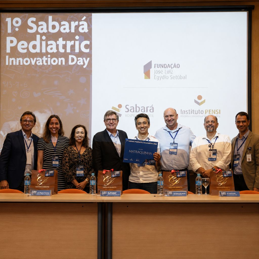 Foto oficial do evento: Wagner Yamuto ao lado de representantes do Sabará Hospital Infantil, Instituto PENSI e jurados