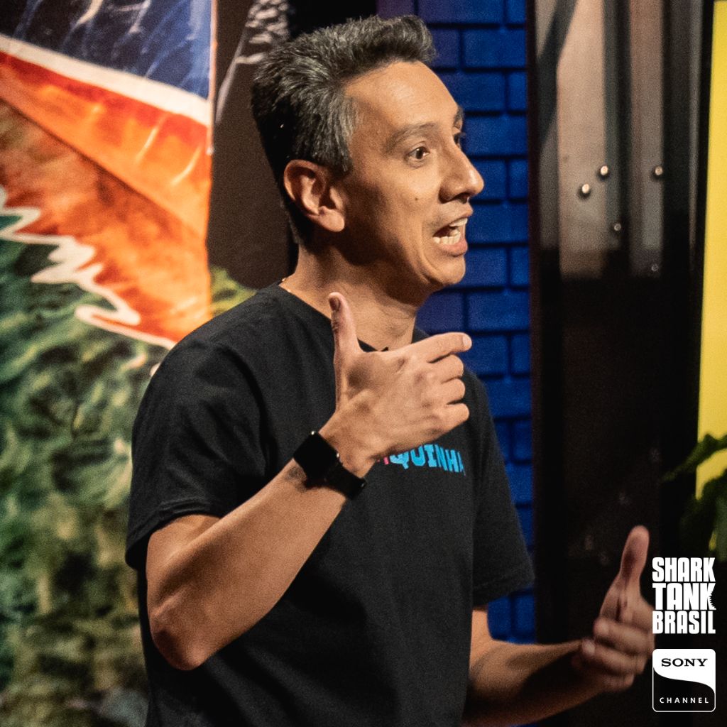 Imagem: fundadores Wagner e Grazyelle no palco do Shark Tank Brasil ou foto da família