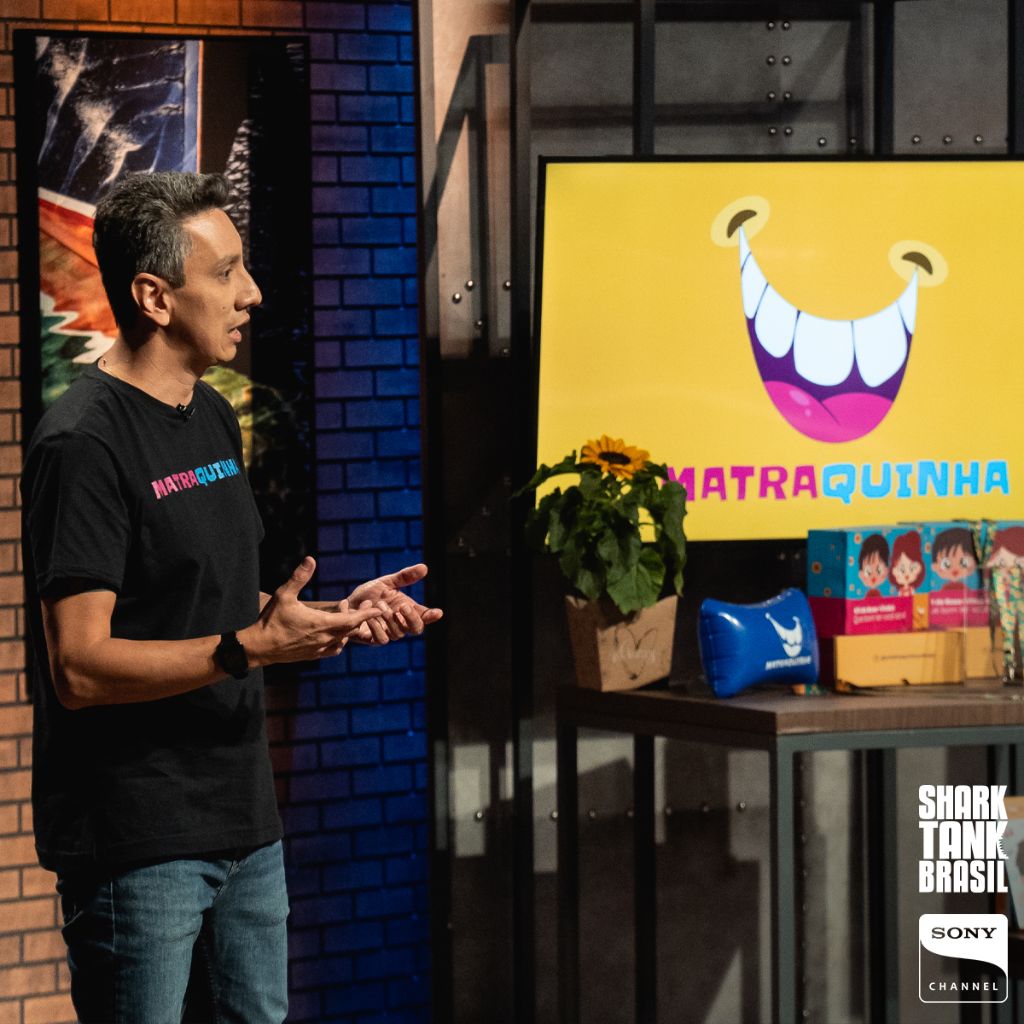 Imagem de destaque: frame do programa Shark Tank Brasil com o Matraquinha, ou arte com Matraquinha no Shark Tank Brasil